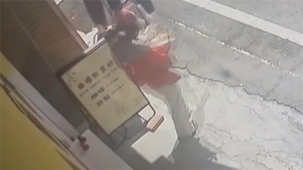 「人瑞級」店貓曬太陽突遭女抱走 飼主心碎發文「把全家還給我們」
