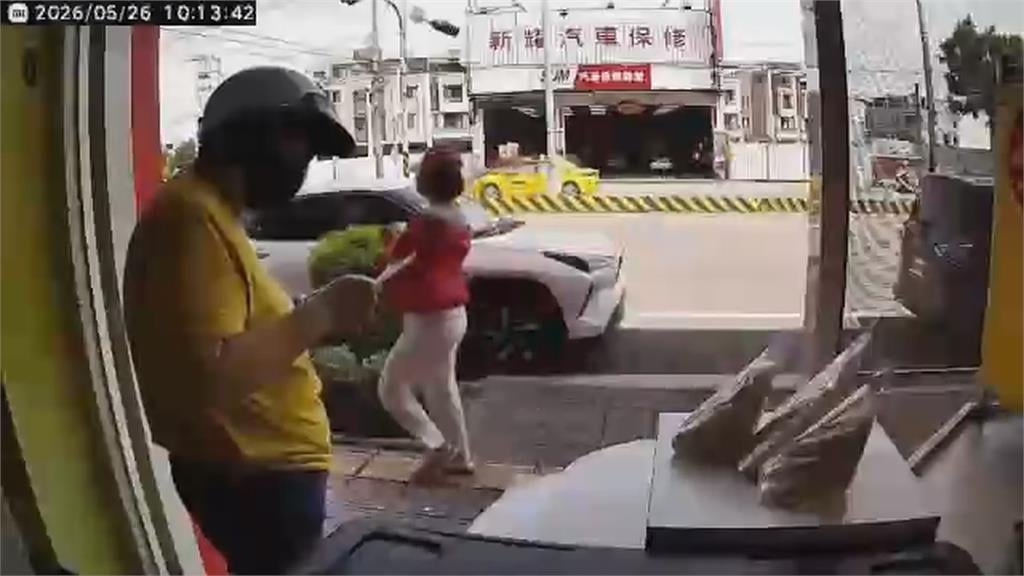 「人瑞級」店貓曬太陽突遭女抱走 飼主心碎發文「把全家還給我們」