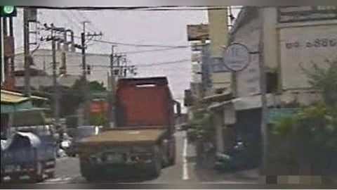 婦騎單車遭聯結車「吞噬」!捲內輪差腦漿外溢亡 夫奔現場崩潰認屍