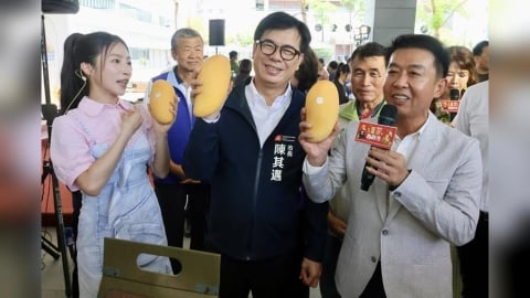 高雄夏祭新鮮市開跑!陳其邁讚高雄水果:城市外交利器