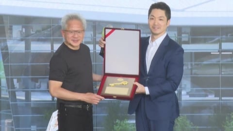 輝達大會蔣萬安贈台北市鑰 黃仁勳幽默笑問:門在哪?