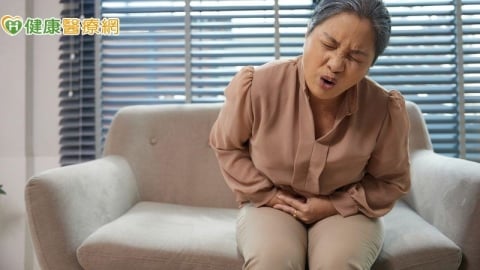 越南旅遊急性膽囊炎 她忍痛12小時返台取出2公分結石