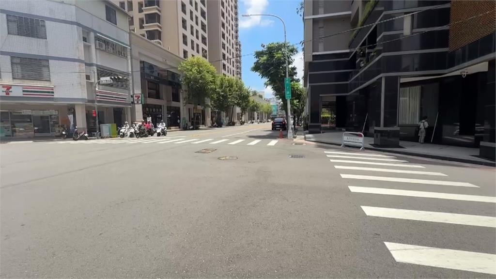 台中女穿睡衣脫序坐路中央 亂丟拖鞋嚇跑騎士