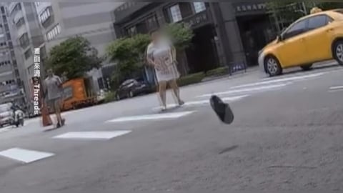 台中女穿睡衣脫序坐路中央 亂丟拖鞋嚇跑騎士