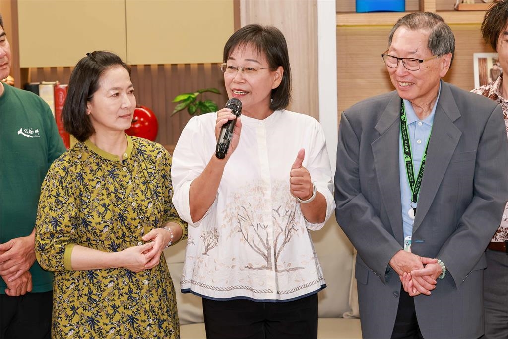 雲林產地直送!副縣長謝淑亞攜農特產進擊民視 探班《豆腐媽媽》慶收視第一送「大粽」
