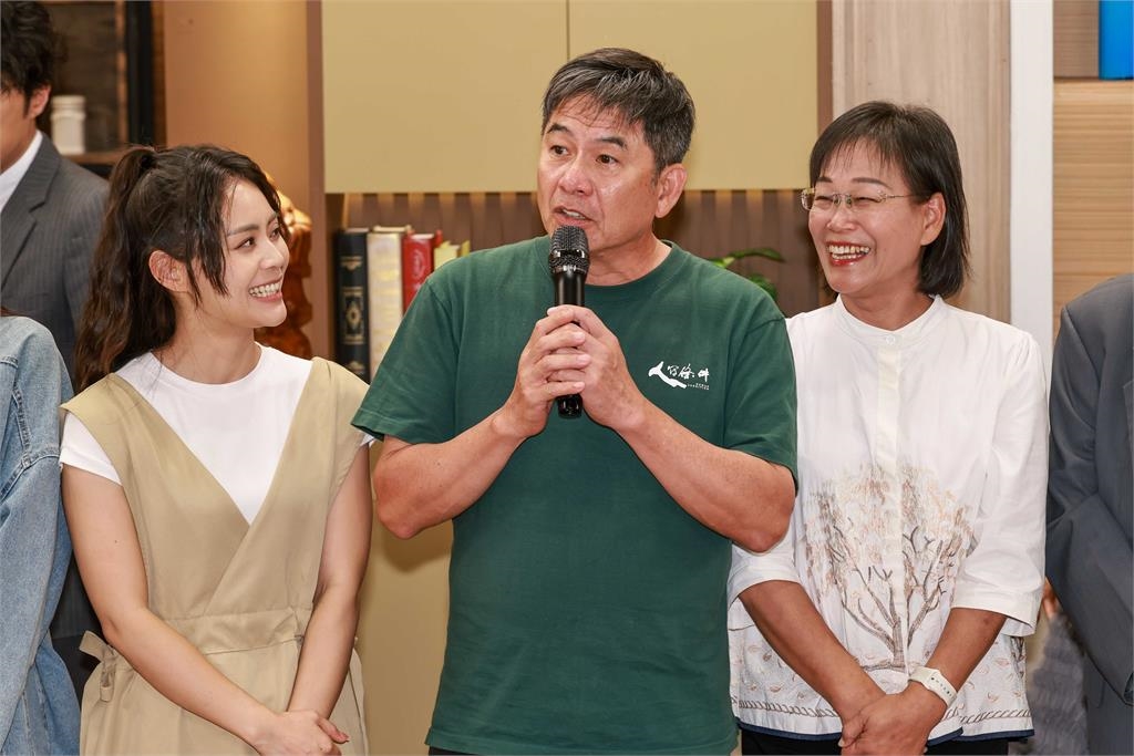 雲林產地直送!副縣長謝淑亞攜農特產進擊民視 探班《豆腐媽媽》慶收視第一送「大粽」
