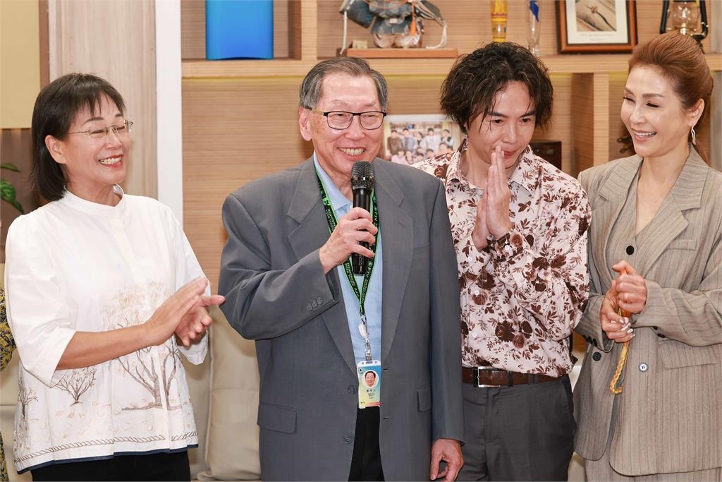 雲林產地直送!副縣長謝淑亞攜農特產進擊民視 探班《豆腐媽媽》慶收視第一送「大粽」