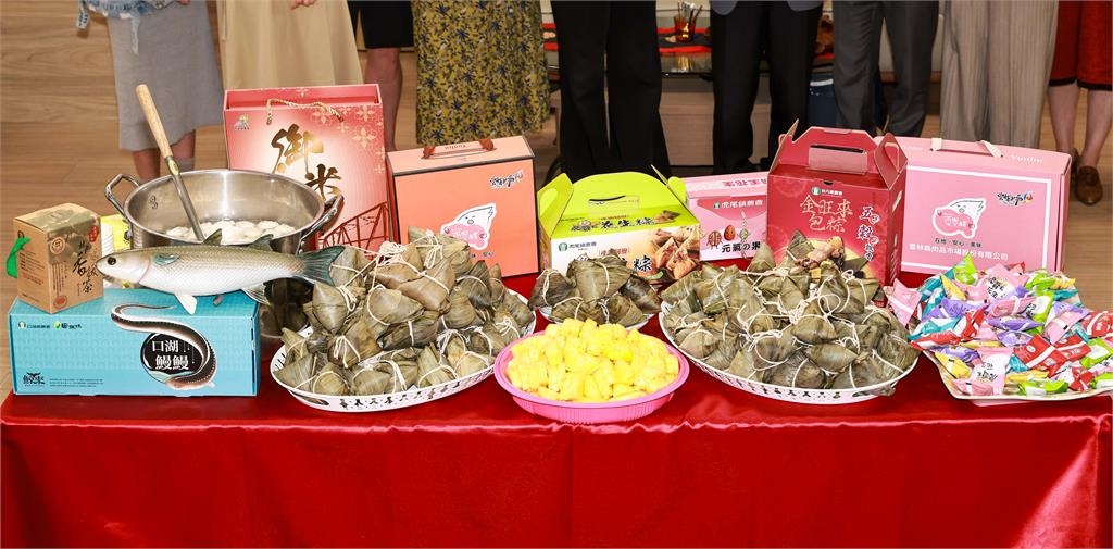 雲林產地直送!副縣長謝淑亞攜農特產進擊民視 探班《豆腐媽媽》慶收視第一送「大粽」