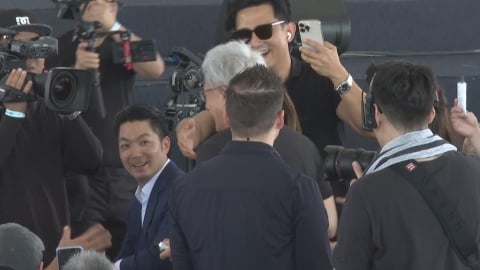 黃仁勳現身輝達台灣員工大會！大方送香檳王　蔣萬安逗趣回眸曝光
