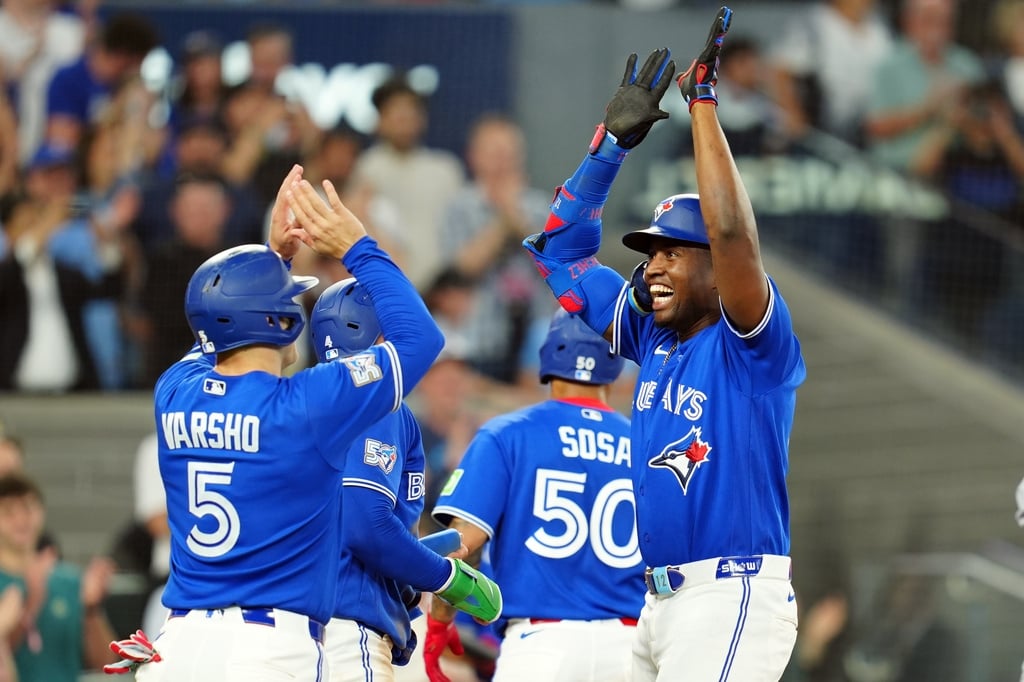 MLB(影)/「又是他!」棒球之神兩度眷顧 藍鳥球迷單場接兩顆界外球還暖送小球迷