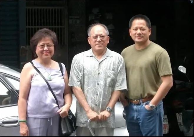孝順!黃仁勳每年帶父母回台吃美食 曝「追求完美」是遺傳