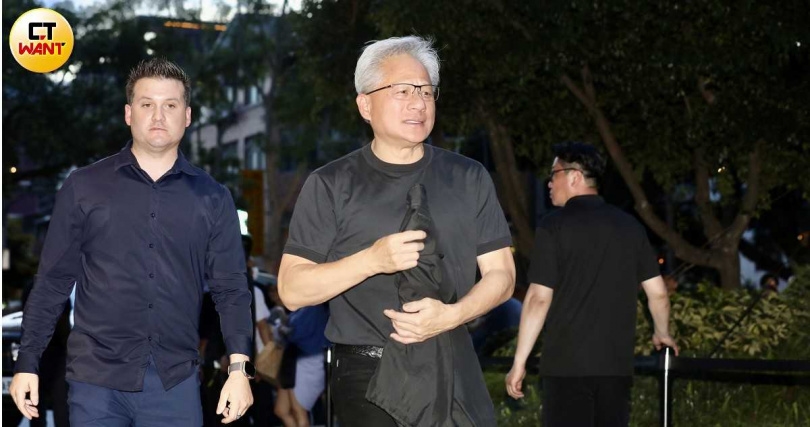黃仁勳與台灣員工近距離互動,展現親民作風與招牌幽默感。(示意圖/黃耀徵攝)