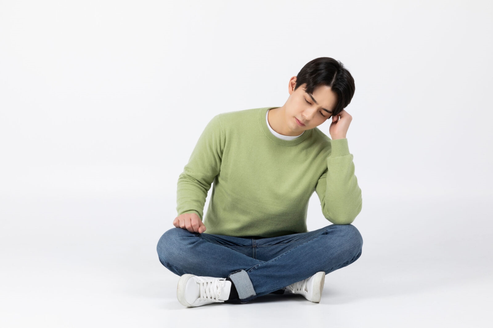 當妳開始在口中稱讚某個男同事很能幹，或是某個男明星很有魅力時，伴侶的心裡已經在演一場悲情電影。圖/123RF圖庫