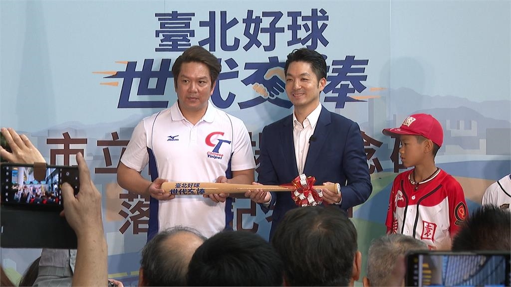 成真！周思齊許願「這件事」　小巨蛋外「紀念碑」正式落成