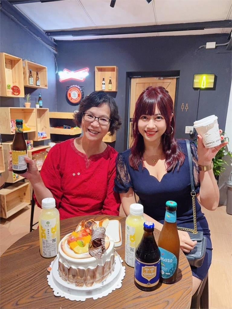 正妹網紅突宣布參選市議員！身分竟疑是「民眾黨員」昔與蔡壁如自拍照曝光