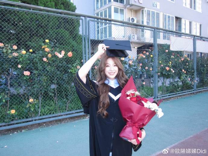 21歲歐陽娣娣北電畢業成楊冪學妹！她穿「學士服抱花燦笑」超青春
