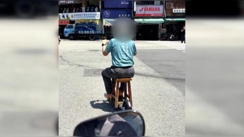 超chill！阿伯騎滑板車加裝板凳　警：違規上路最高罰3600元