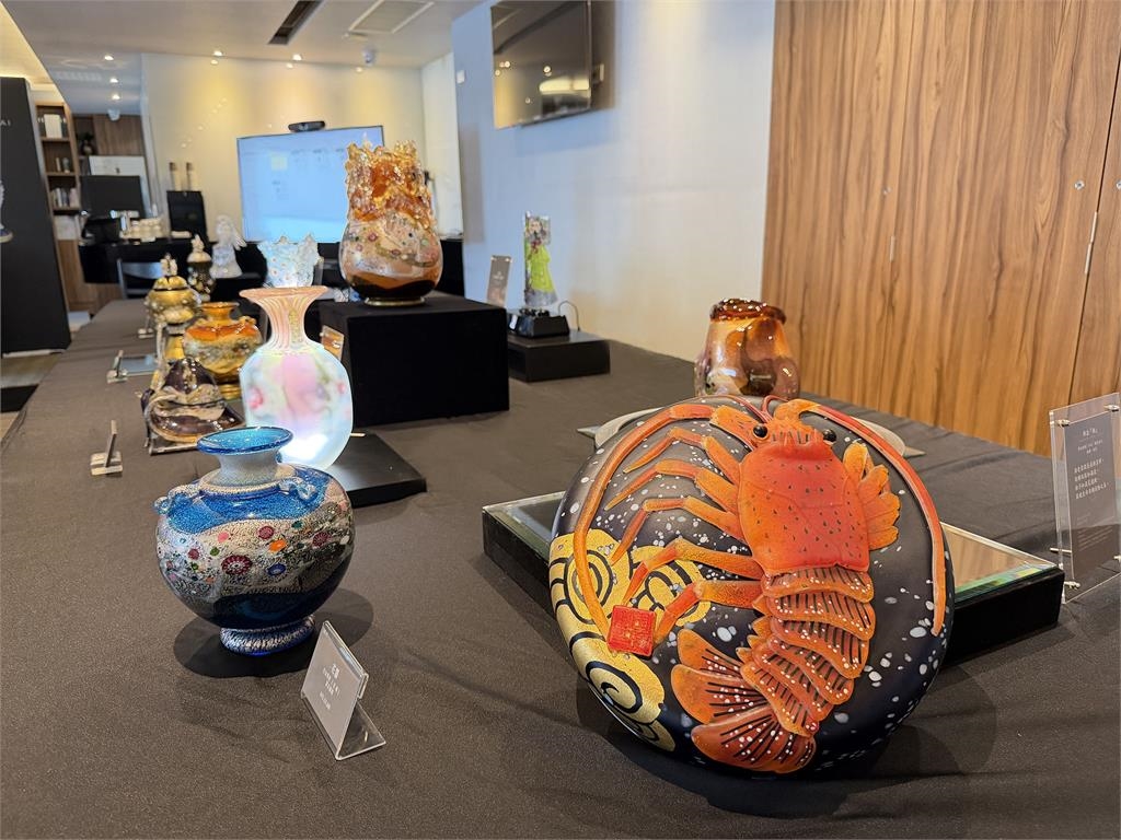 從日常到藝術!日本國寶級大師玻璃工藝展現光影之美 27件作品高雄登場