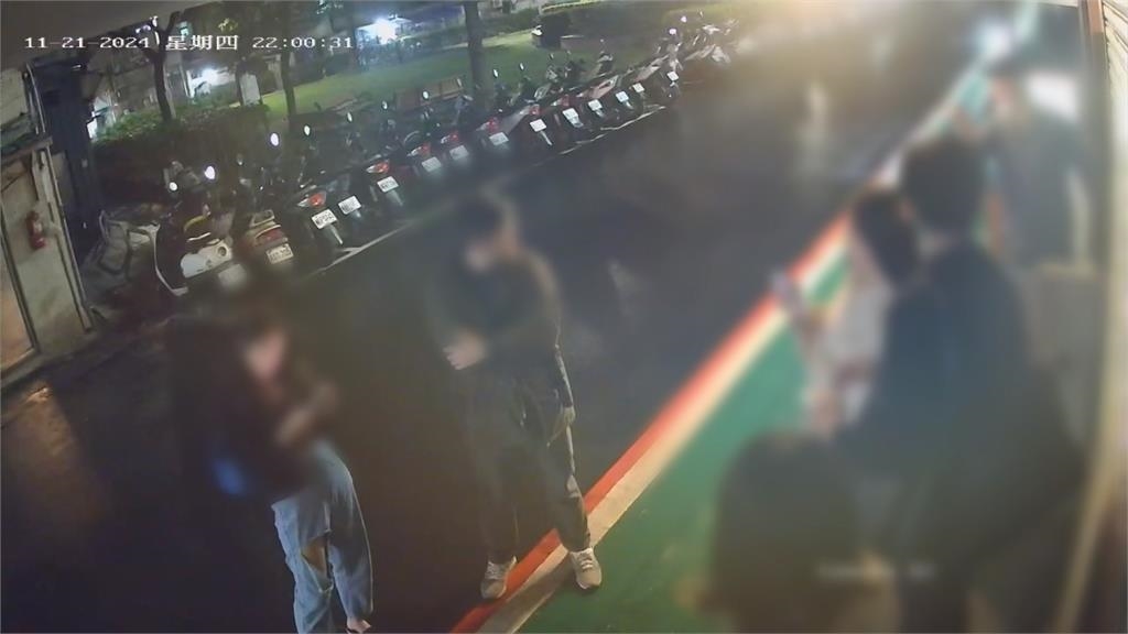 控燒烤店縱容酒醉客喧嘩　社區「掛白布條」抗議