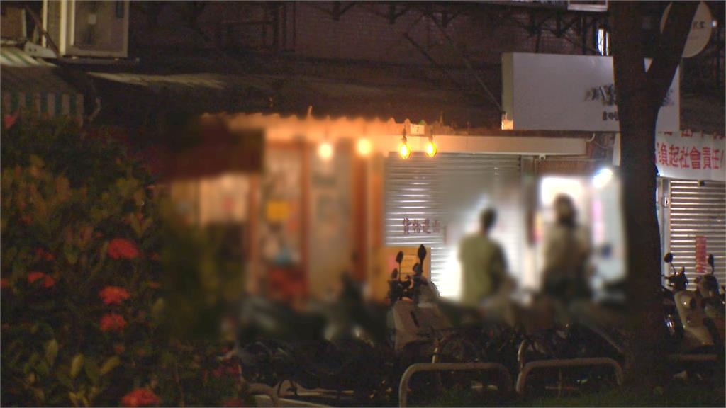 控燒烤店縱容酒醉客喧嘩　社區「掛白布條」抗議