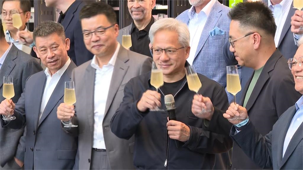 黃仁勳現身南港! 出席MGX活動贈「迷你機櫃模型」