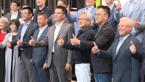 黃仁勳現身南港! 出席MGX活動贈「迷你機櫃模型」