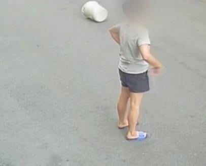 清潔隊員「丟垃圾桶」險砸人 高溫惹禍?名間鄉長陪同登門道歉