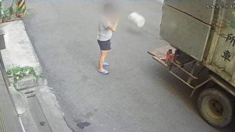 清潔隊員「丟垃圾桶」險砸人 高溫惹禍?名間鄉長陪同登門道歉
