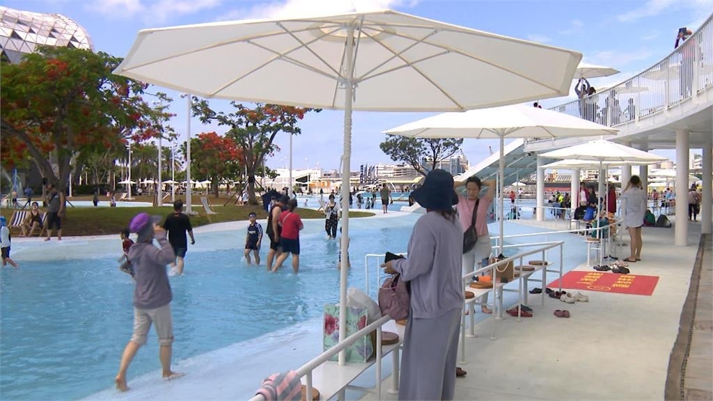 高雄星光水岸公園改造完工 戲水區大升級放電又消暑