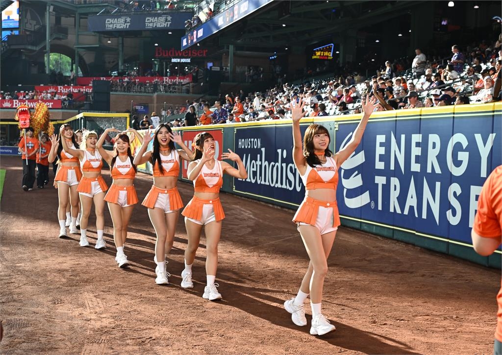 啦啦隊/另類同台鄧愷威!UniGirls嗨跳招牌嗆司神曲結合舞龍震撼太空人主場