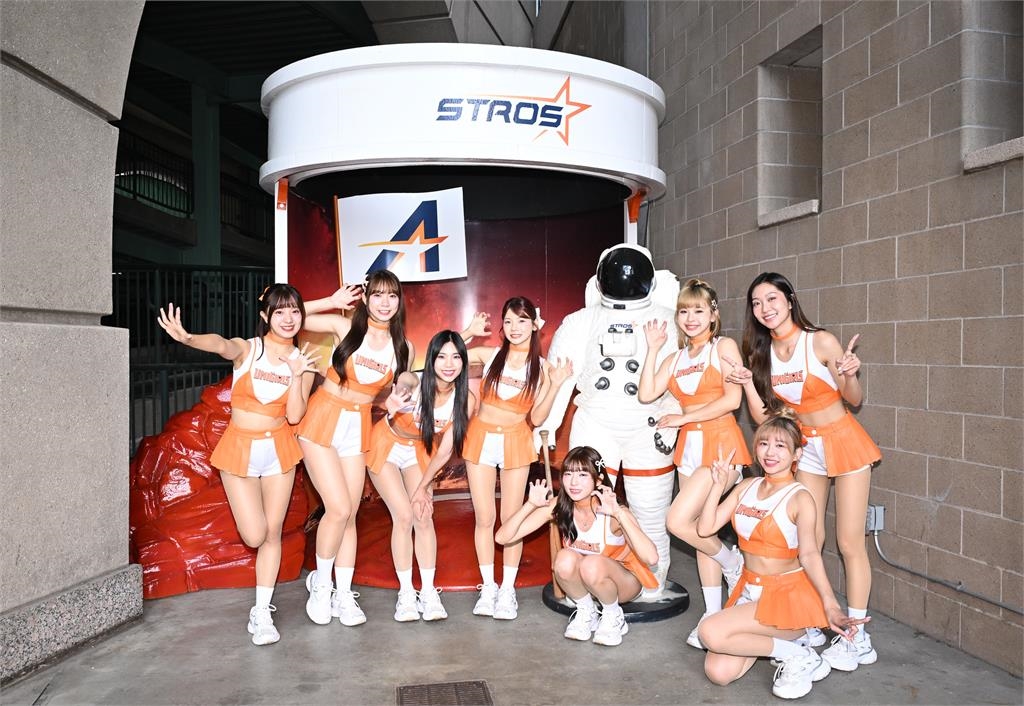 啦啦隊/另類同台鄧愷威!UniGirls嗨跳招牌嗆司神曲結合舞龍震撼太空人主場