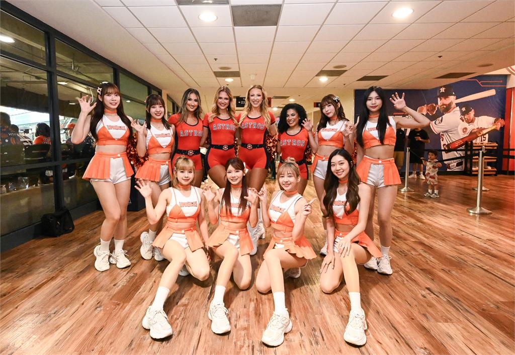 啦啦隊/另類同台鄧愷威!UniGirls嗨跳招牌嗆司神曲結合舞龍震撼太空人主場