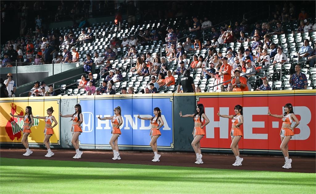 啦啦隊/另類同台鄧愷威!UniGirls嗨跳招牌嗆司神曲結合舞龍震撼太空人主場