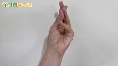 「翹小指」可護腦?外網掀跟風潮 心理師曝1好處:別當認知測驗