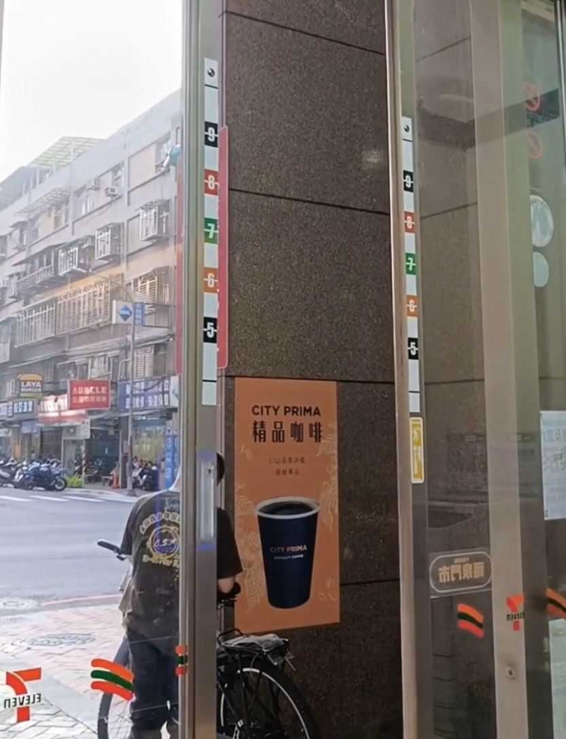 超商自動門有神秘數字「5、6、7、8、9」。（圖／翻攝自Threads）