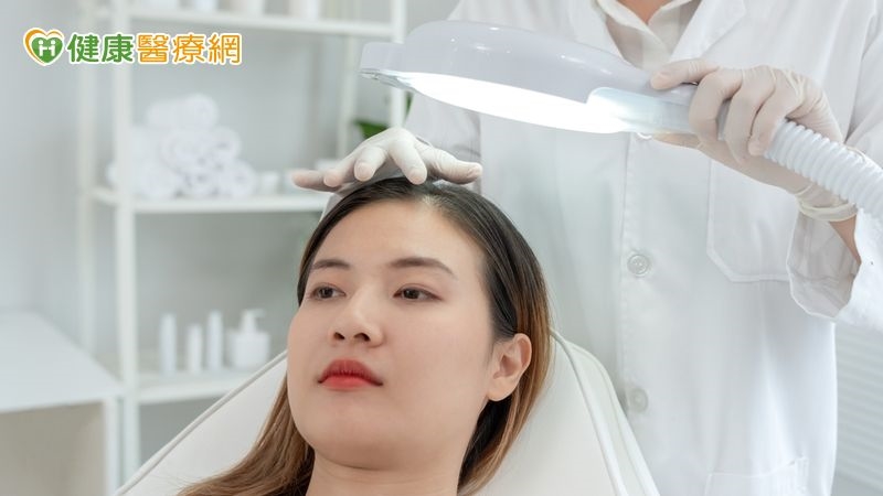 梳頭驚見滿地掉髮?醫教你辨別異常落髮與治療重點