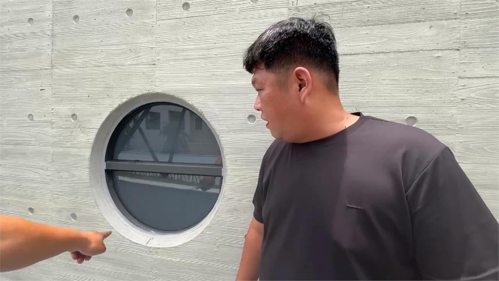 恆春文化中心出包!女廁窗戶全透明 民眾嚇壞:如廁恐被看光光