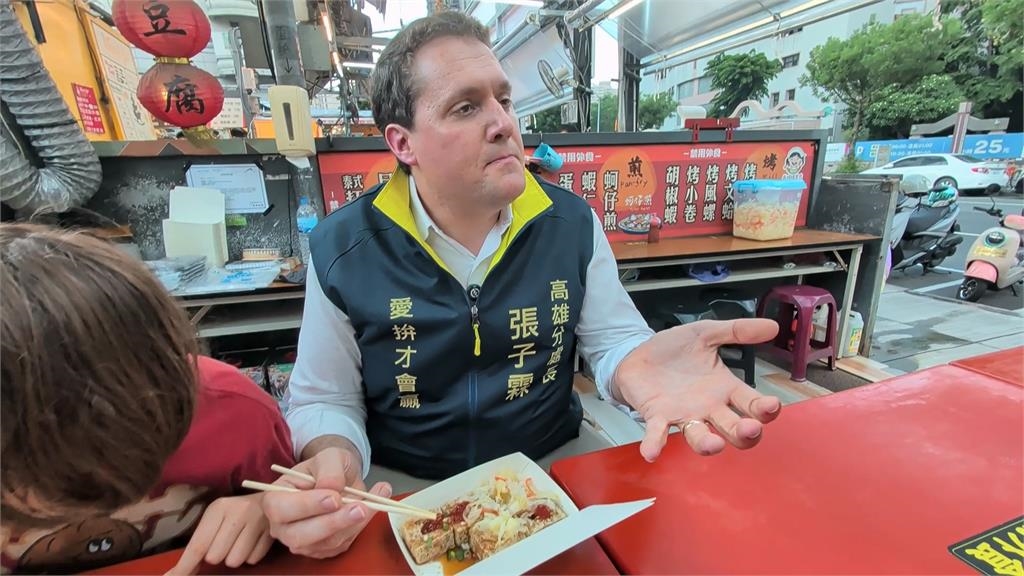 離台前最後一吃！ＡＩＴ分處長張子霖　任期屆滿前再逛瑞豐夜市