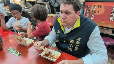 離台前最後一吃！ＡＩＴ分處長張子霖　任期屆滿前再逛瑞豐夜市