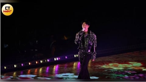韋禮安攻蛋AKIRA也到場 祭出超狂舞台:怕你們只看到我屁股