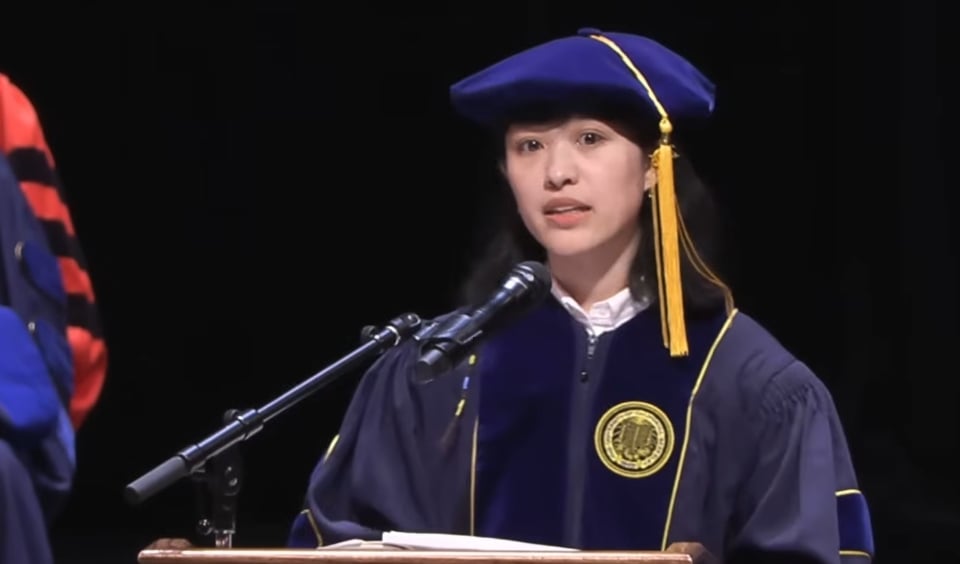 來自台灣的精彩力量!寶島正妹登名校畢典「博士生致詞」母校台大驕傲祝賀