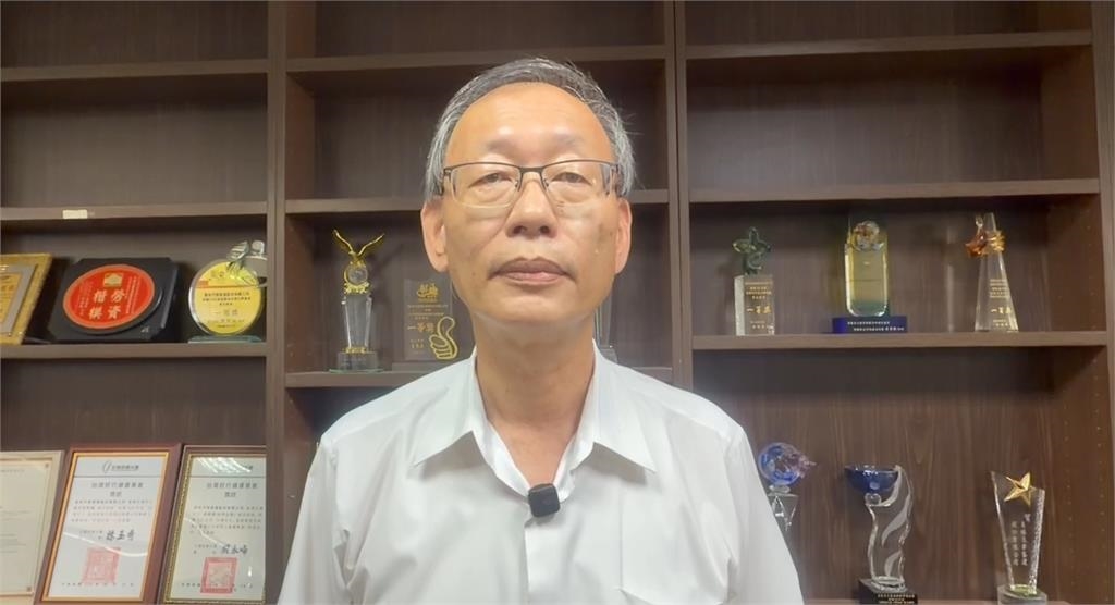 員林客運司機被直擊開車滑手機　命懸一線乘客嚇壞！業者這樣說