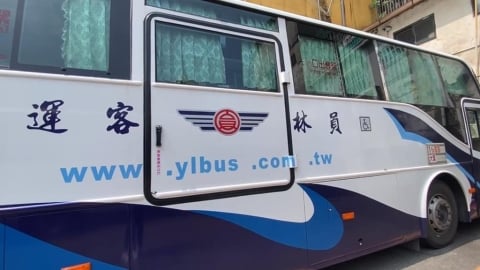 員林客運司機被直擊開車滑手機 命懸一線乘客嚇壞!業者這樣說