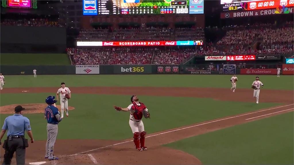MLB(影)／一次出局有兩次接殺？紅雀捕手意外「聯合主審」漏網鏡頭社群爆紅