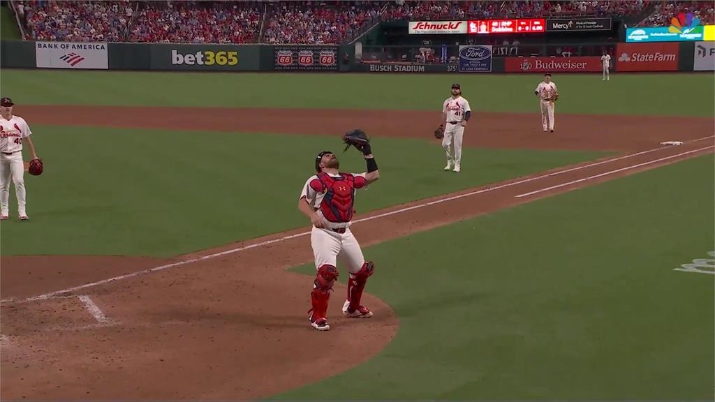 MLB(影)／一次出局有兩次接殺？紅雀捕手意外「聯合主審」漏網鏡頭社群爆紅