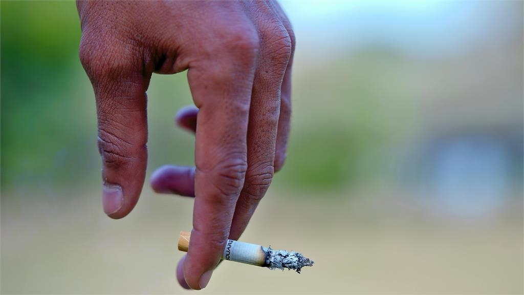 吸二手菸比一手菸更毒! 護校生見大體老師「黑肺」畫面嚇傻