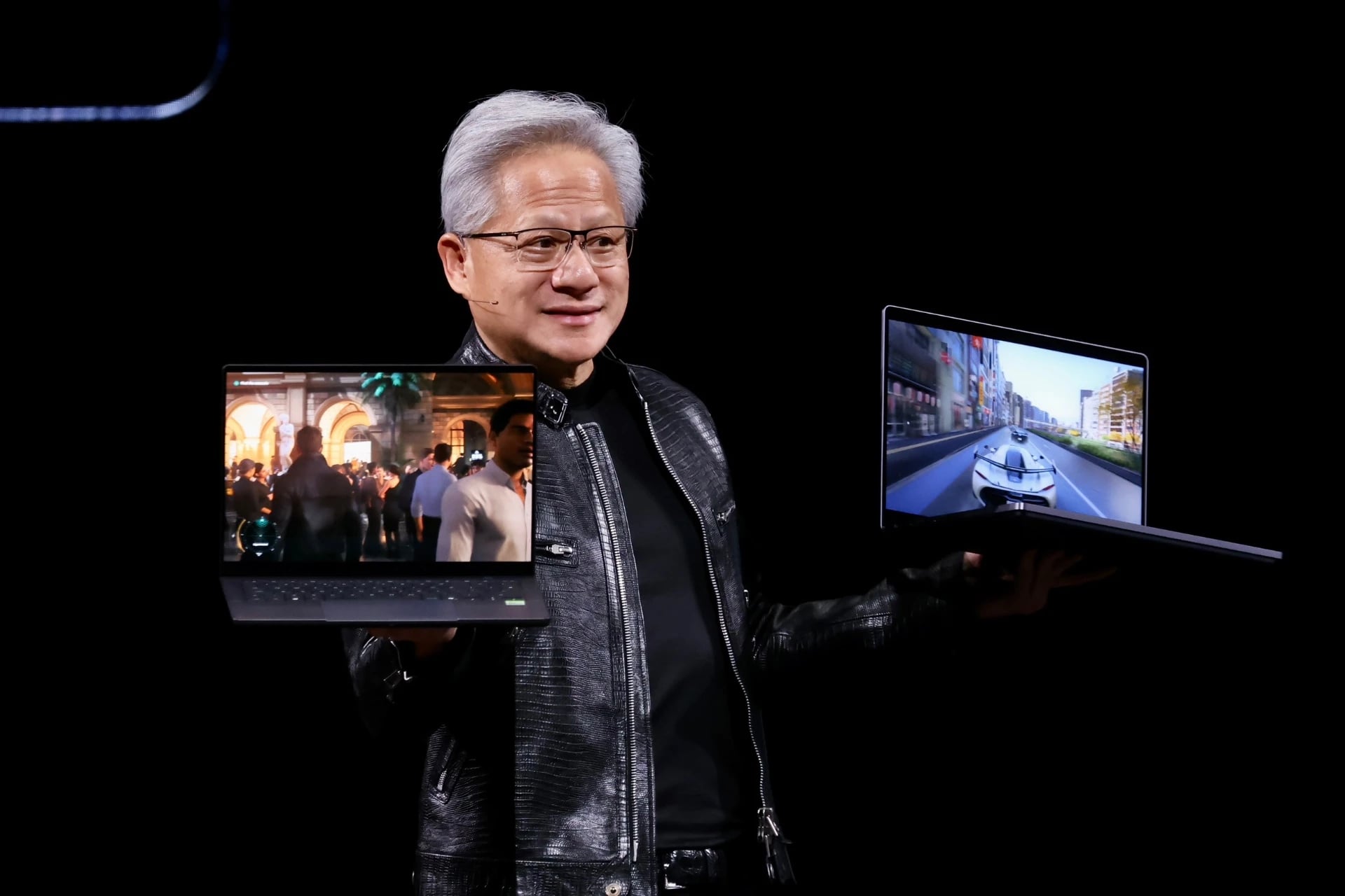 黃仁勳表示,該晶片將會導入筆電平台,預計在今年秋季推出相關產品。(王侑聖攝)