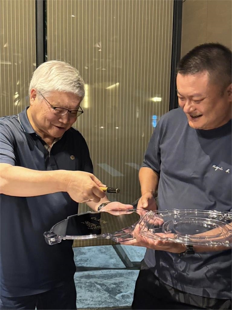 魏哲家大方送台中愛店「1原型」更加碼親簽！老闆嗨喊：全世界最有價值