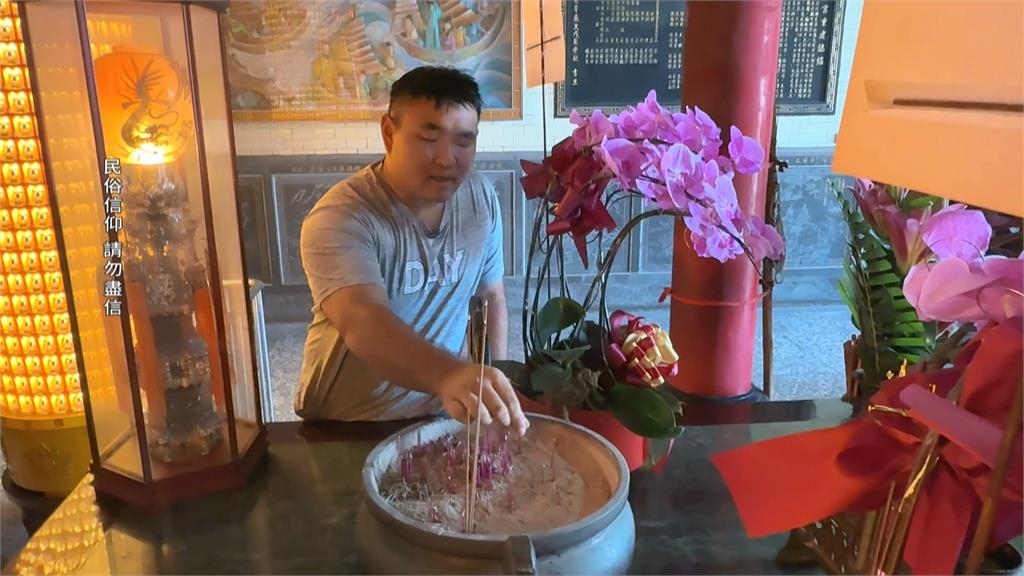 獨／高雄柴山宮廟遭疑假造發爐　廟方喊冤：好奇才拿香