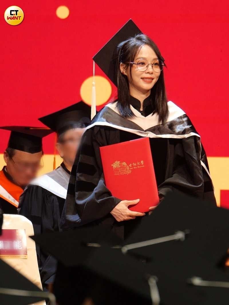 孫淑媚用戴貝雷帽式的方式戴碩士帽,引發網友熱烈討論。(圖/本刊攝影組)